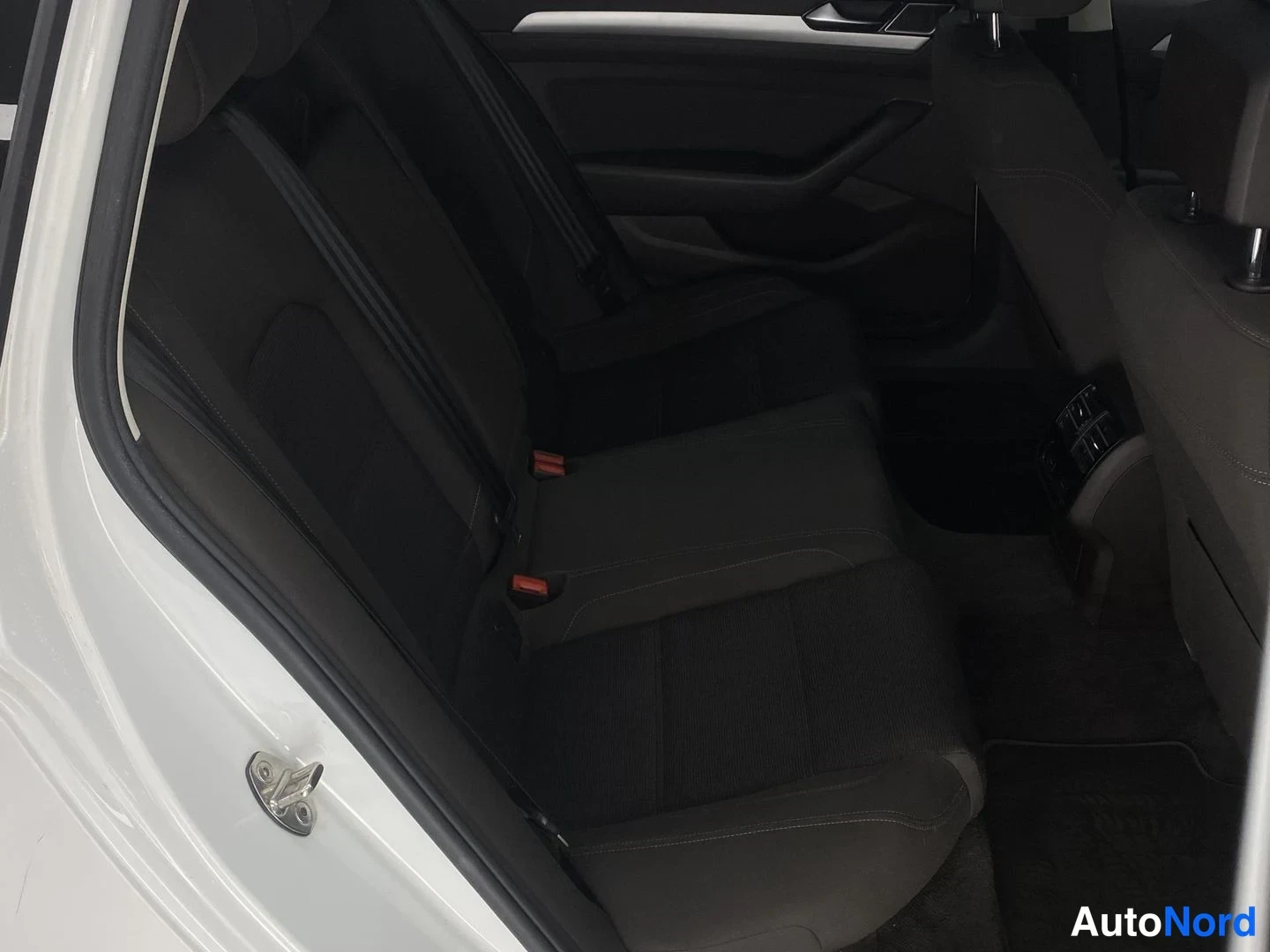 Valkoinen Volkswagen Passat 2016, kuva 23