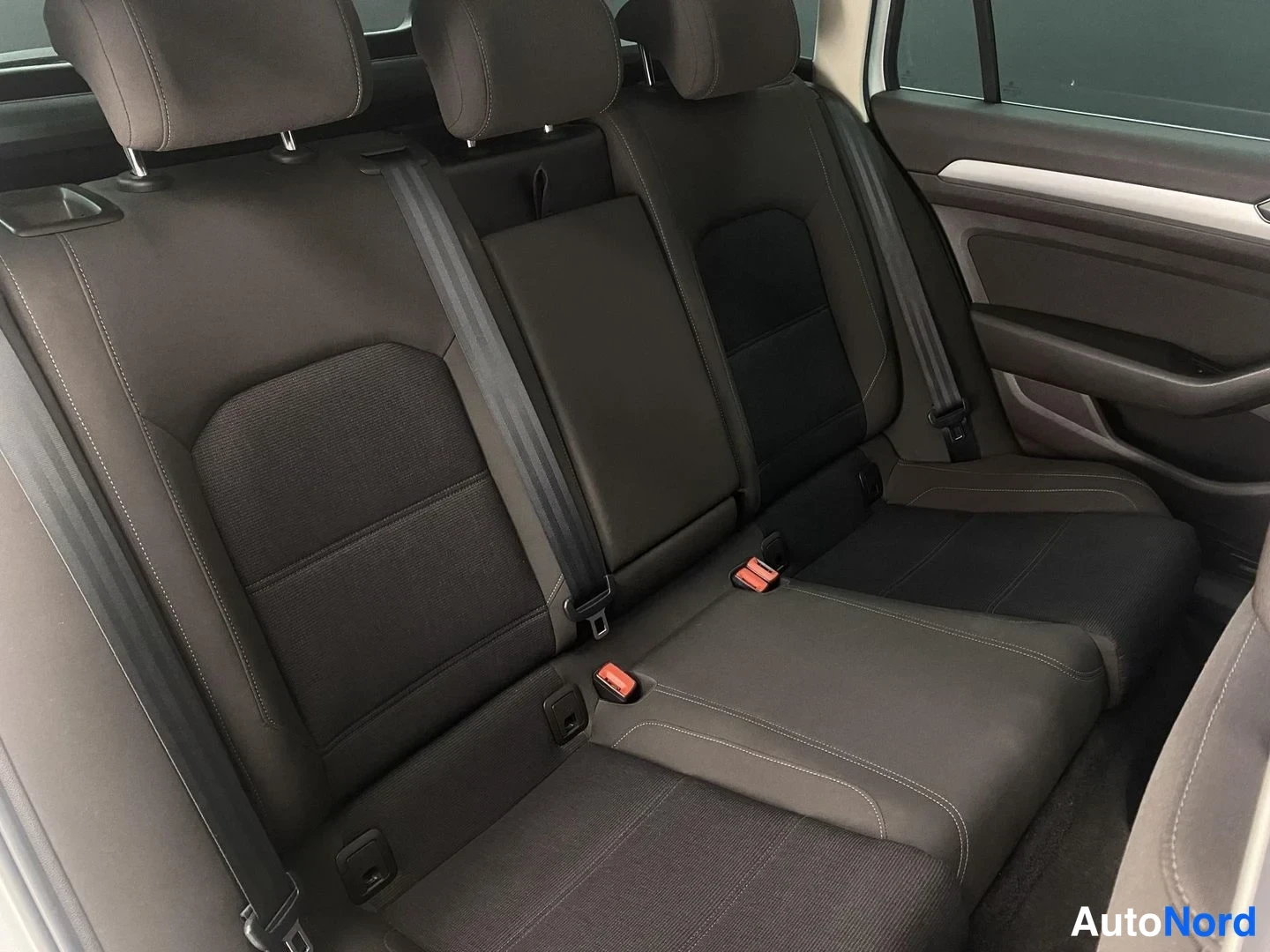 Valkoinen Volkswagen Passat 2016, takaistuimet, kuva 19