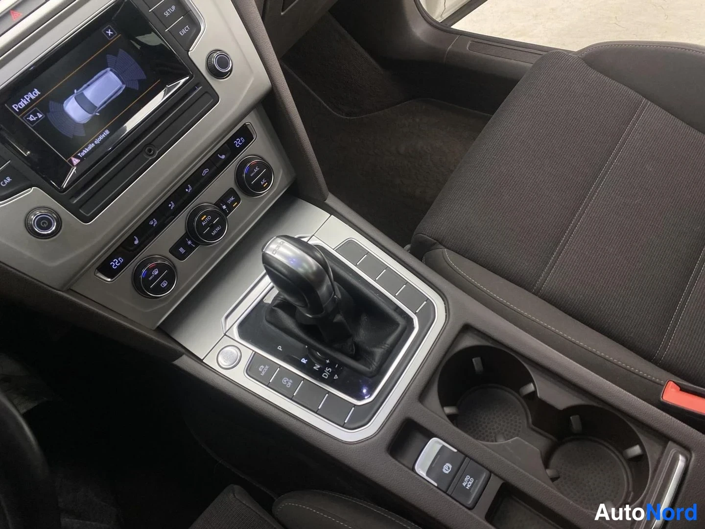 Valkoinen Volkswagen Passat 2016, ohjaamo, kuva 12