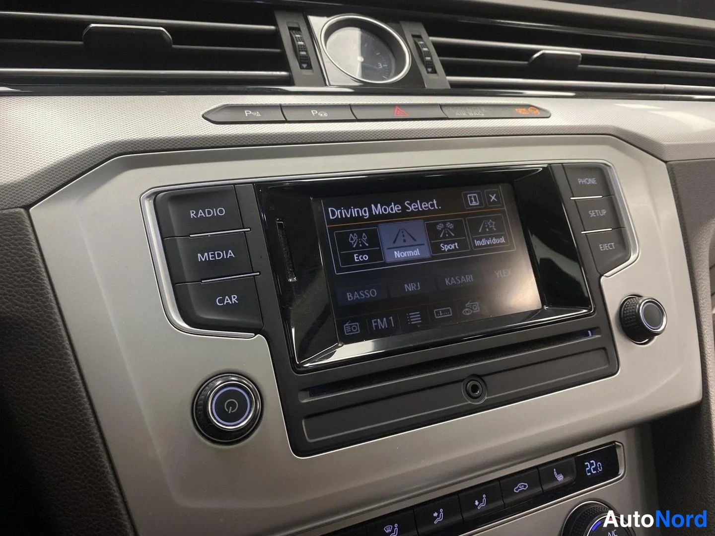 Valkoinen Volkswagen Passat 2016, yksityiskohta, kuva 22