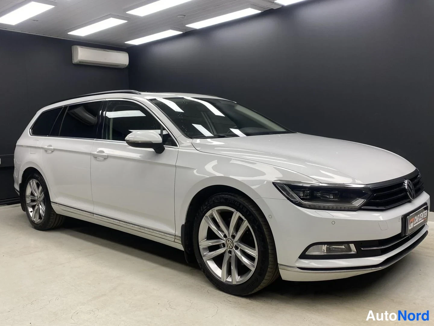 Valkoinen Volkswagen Passat 2016, etuviisto, keula oikealle, kuva 2