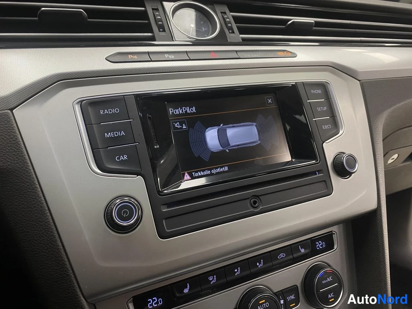 Valkoinen Volkswagen Passat 2016, ohjaamo, kuva 13