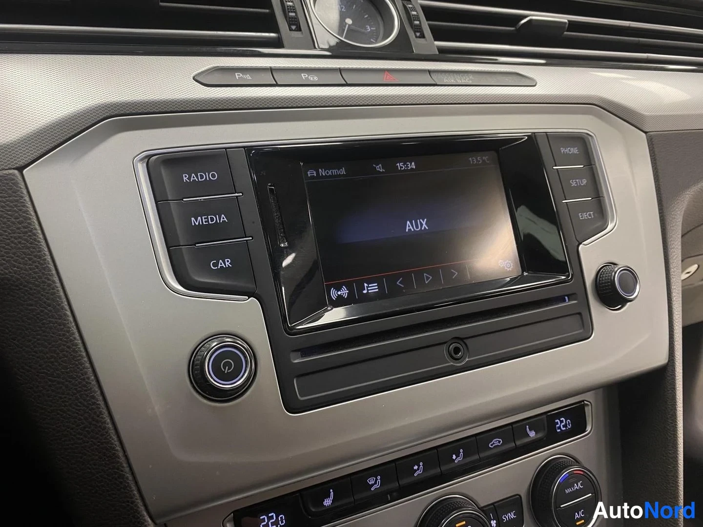 Valkoinen Volkswagen Passat 2016, ohjaamo, kuva 16