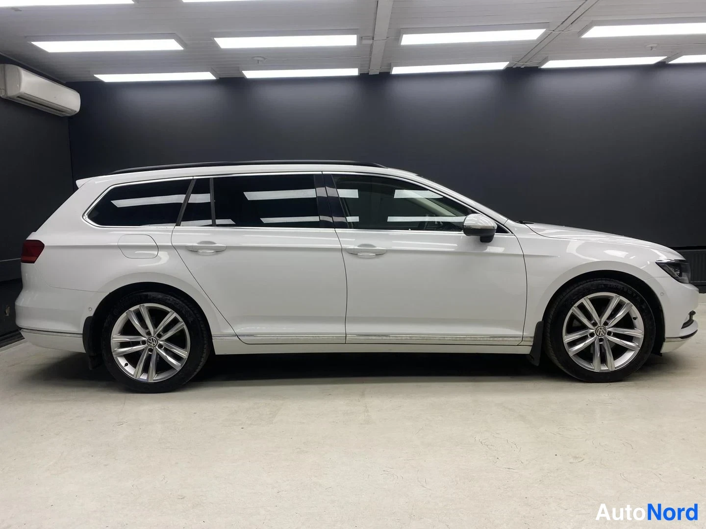 Valkoinen Volkswagen Passat 2016, sivulta, kuva 5