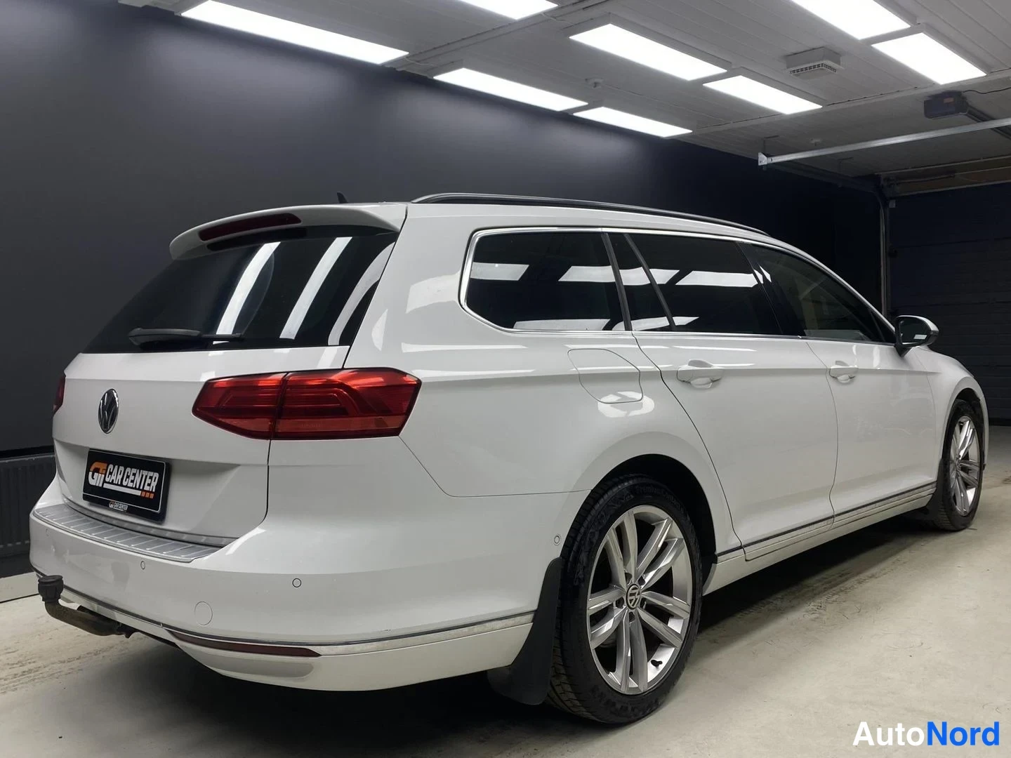 Valkoinen Volkswagen Passat 2016, takaviisto, kuva 6