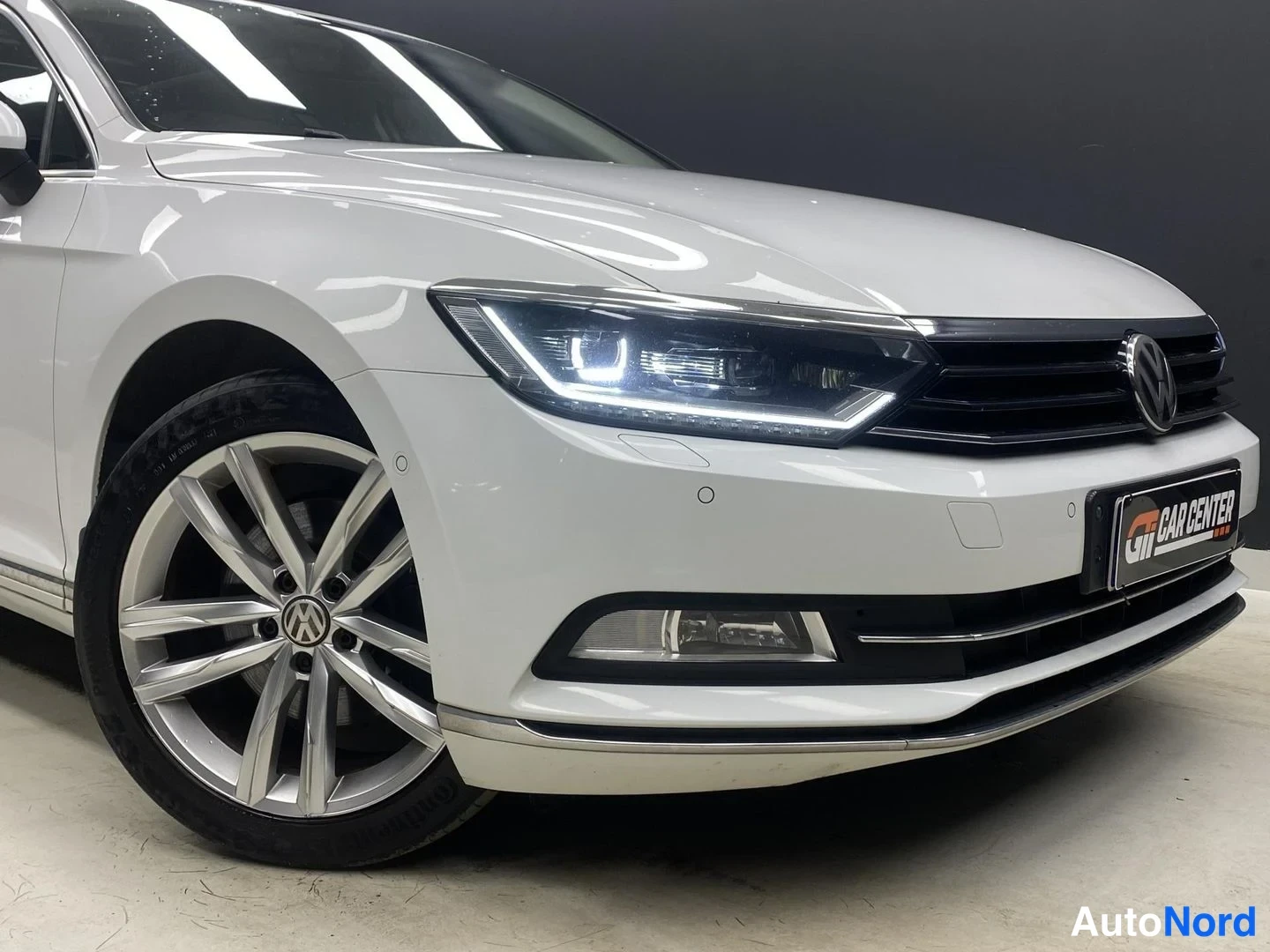 Valkoinen Volkswagen Passat 2016, edestä, kuva 4