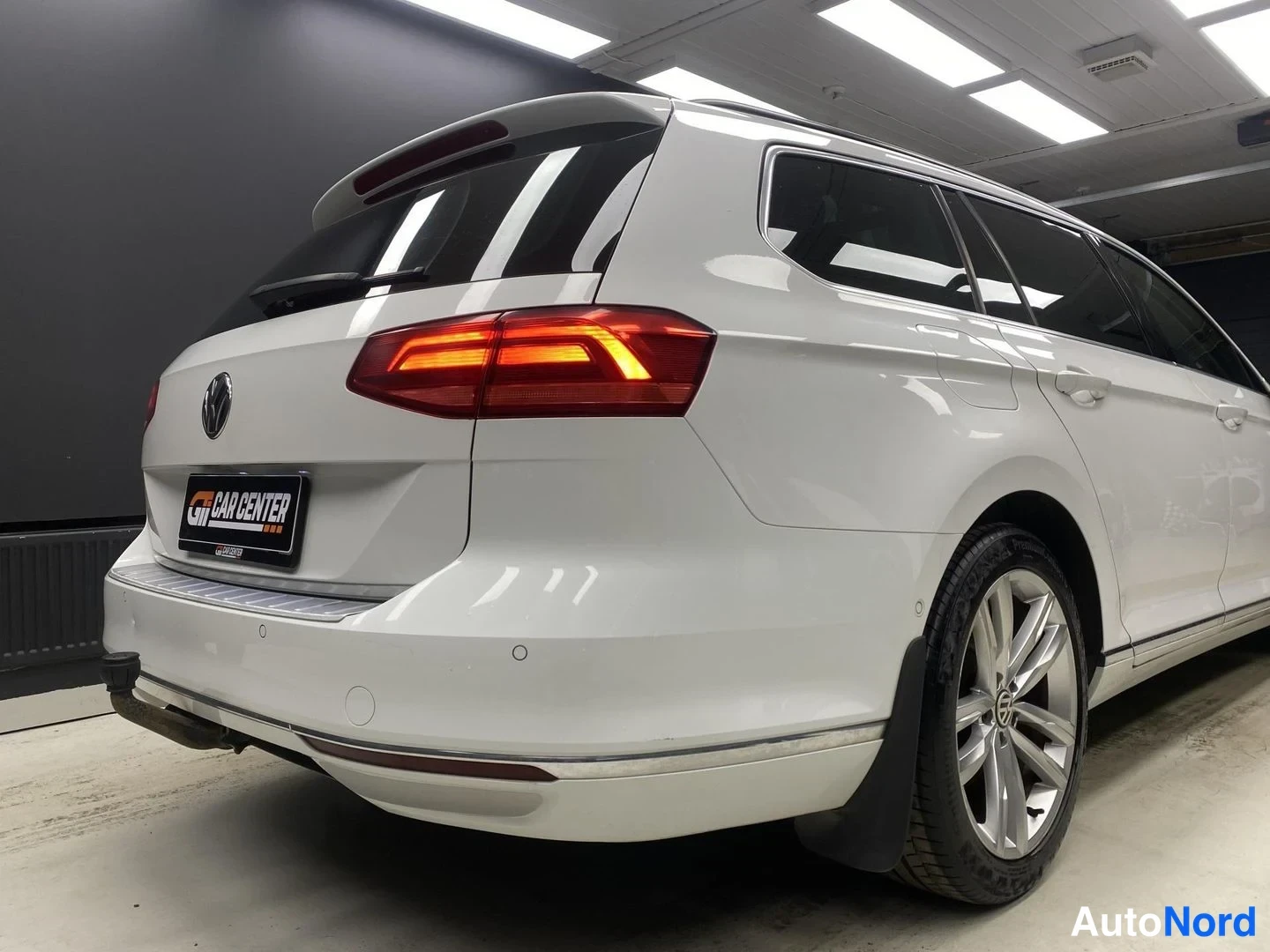 Valkoinen Volkswagen Passat 2016, takaviisto, kuva 7