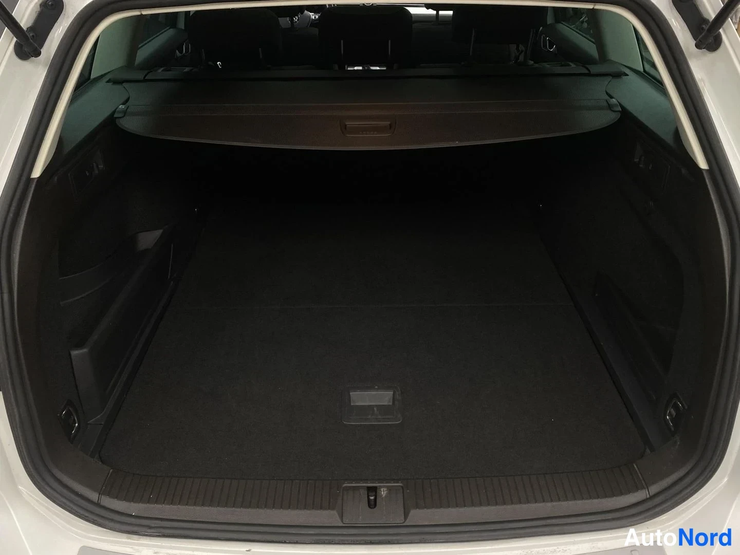 Valkoinen Volkswagen Passat 2016, tavaratila, kuva 20
