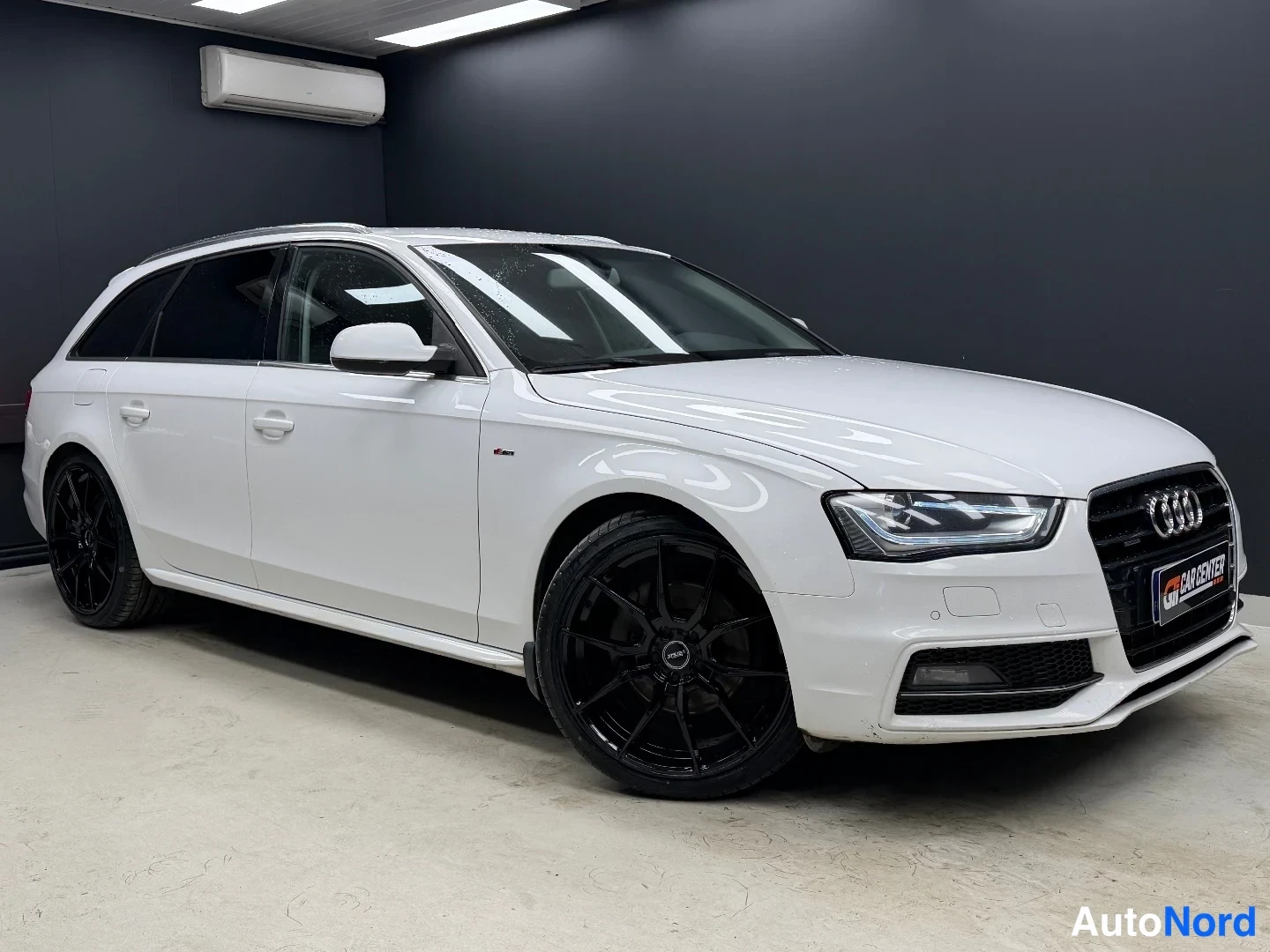 Vit Audi A4 2014, snett framifrån, fronten åt höger, bild 2