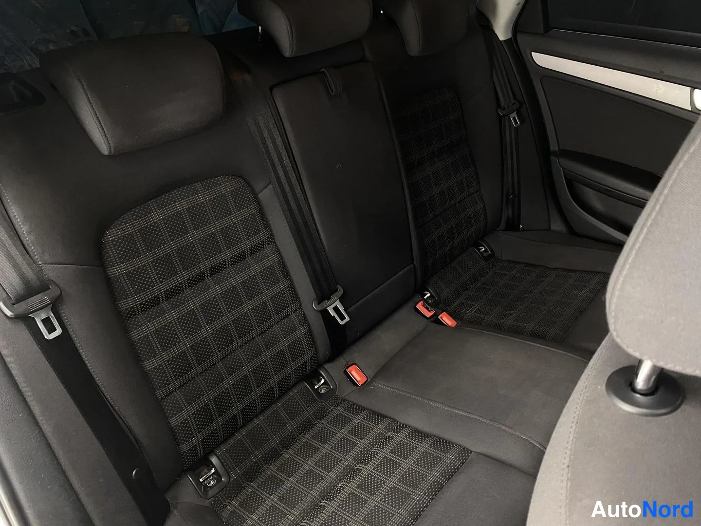 Vit Audi A4 2014, baksäten, bild 13