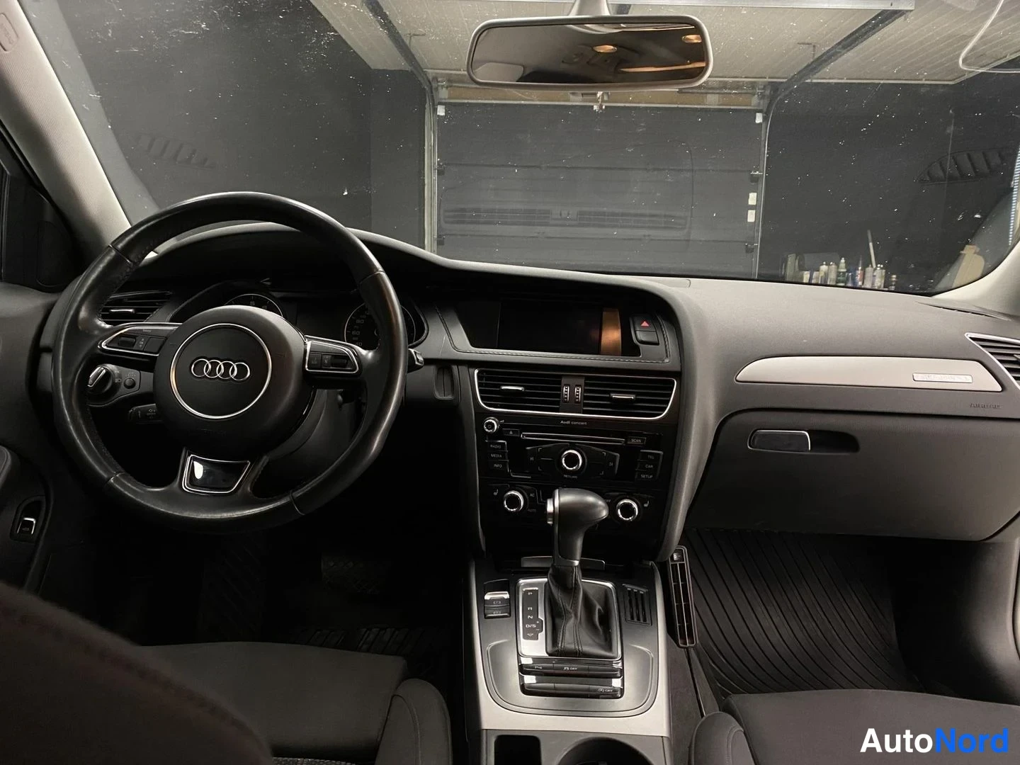 Vit Audi A4 2014, förarplats, bild 9