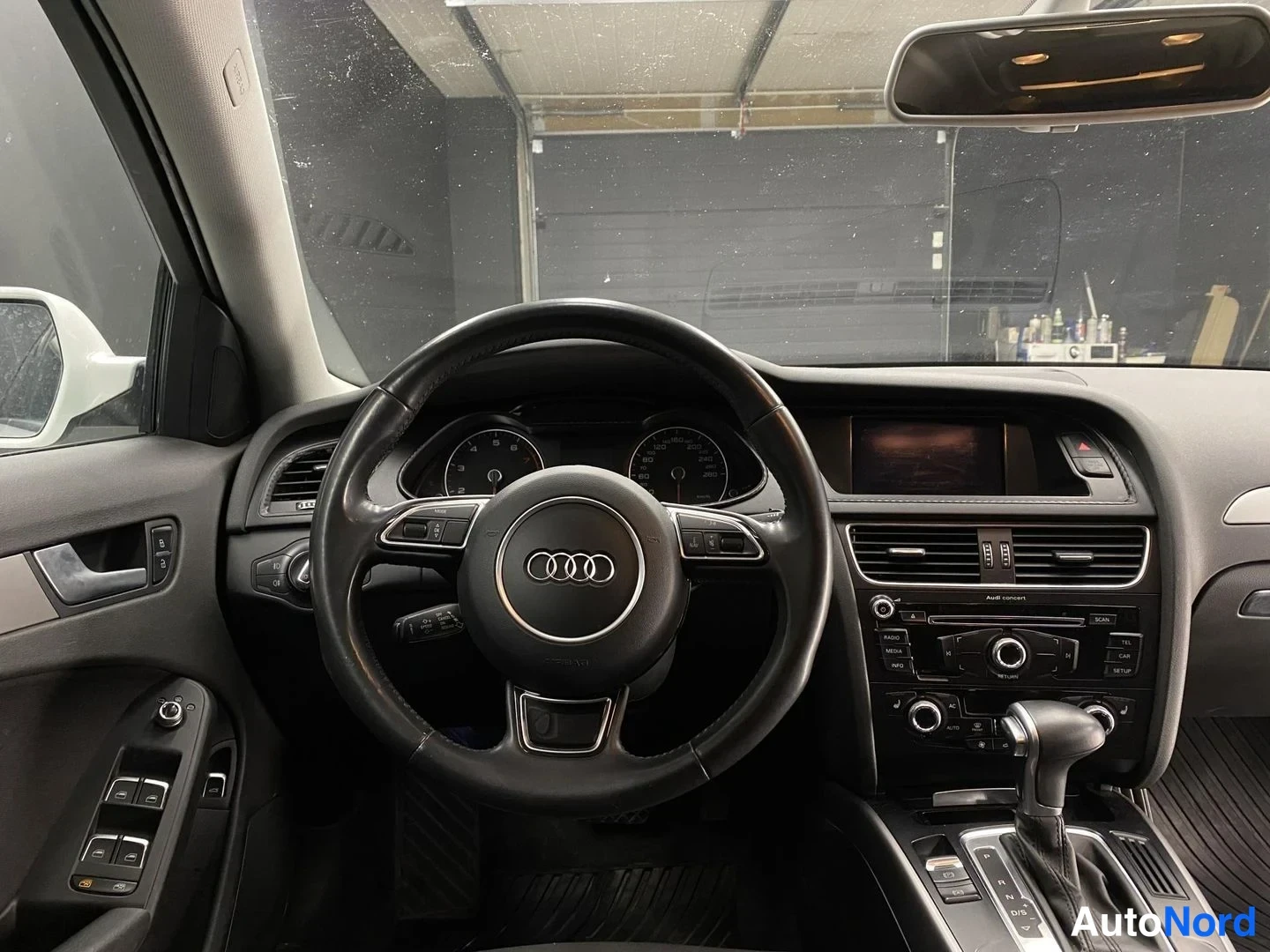 Vit Audi A4 2014, förarplats, bild 8