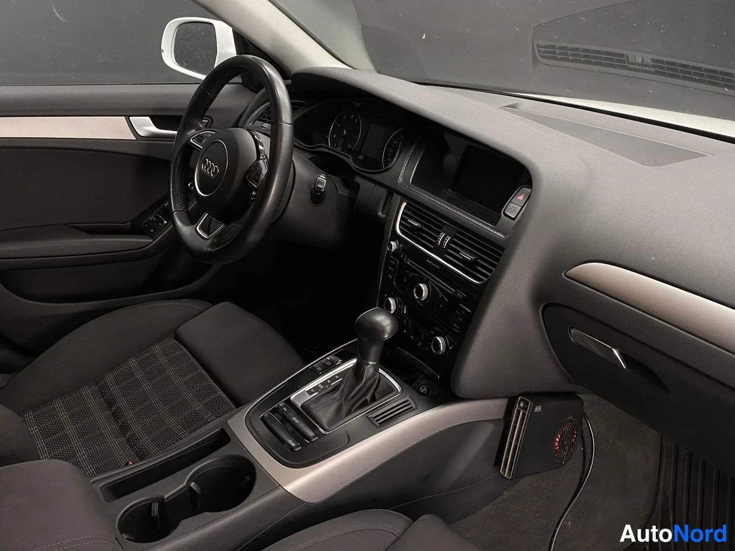 Vit Audi A4 2014, framsäten, bild 11