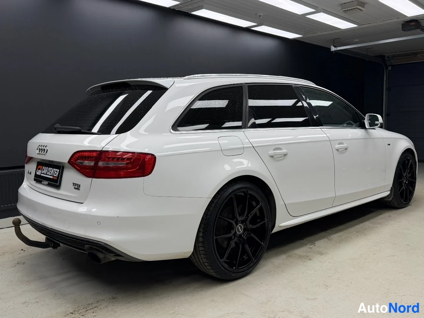 Vit Audi A4 2014, snett bakifrån, bild 5