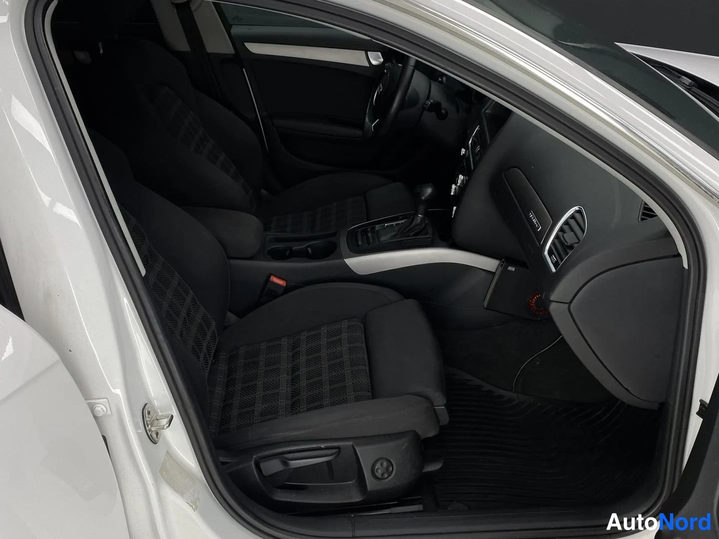 Vit Audi A4 2014, förarplats, bild 7