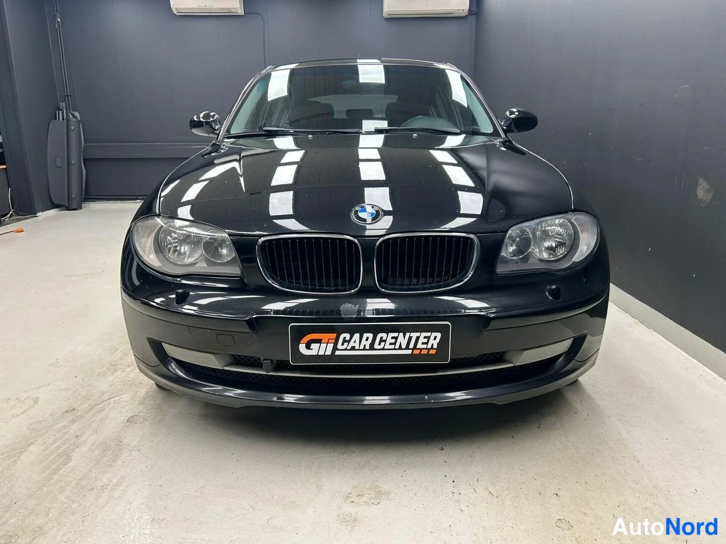 Musta BMW 116i 2009, edestä, kuva 3