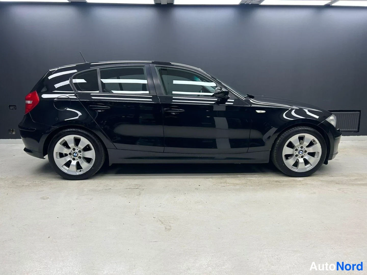 Musta BMW 116i 2009, sivulta, kuva 4
