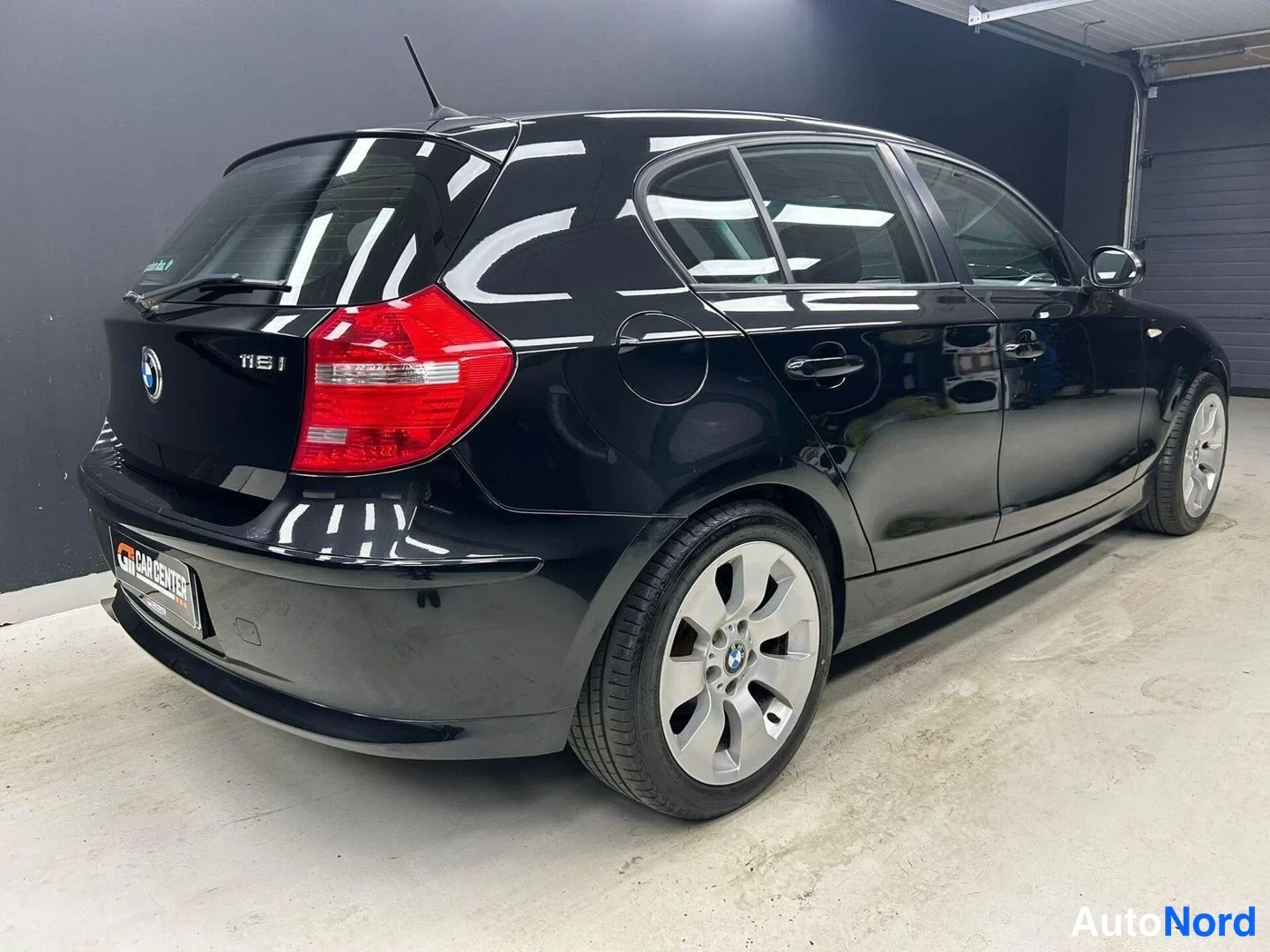 Musta BMW 116i 2009, takaviisto, kuva 5