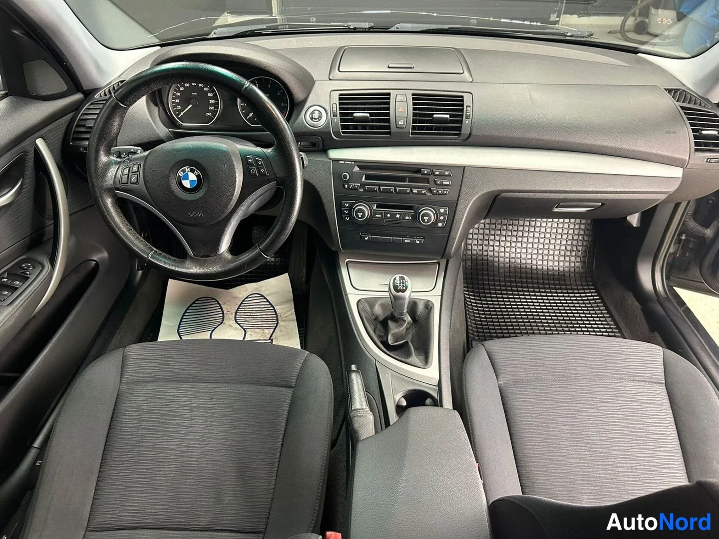 Musta BMW 116i 2009, ohjaamo, kuva 7