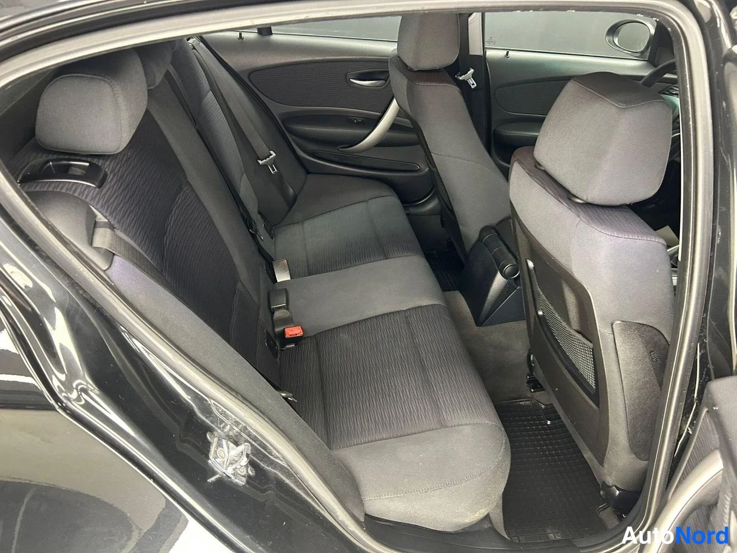Musta BMW 116i 2009, takaistuimet, kuva 9