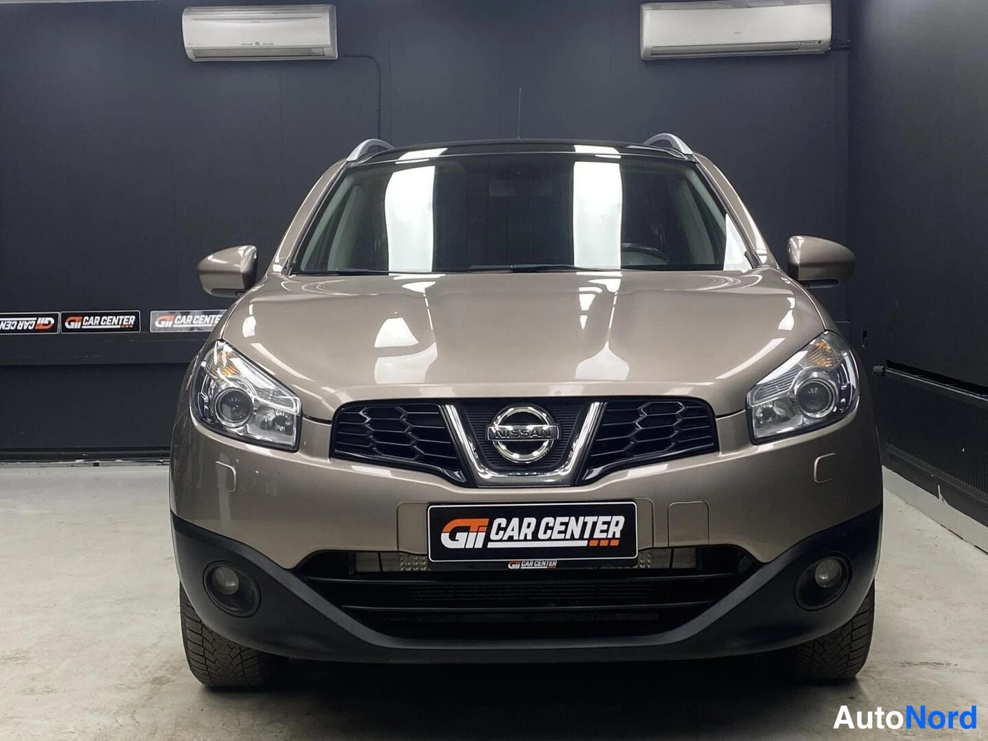 Harmaa Nissan Qashqai+2 2010, edestä, kuva 3