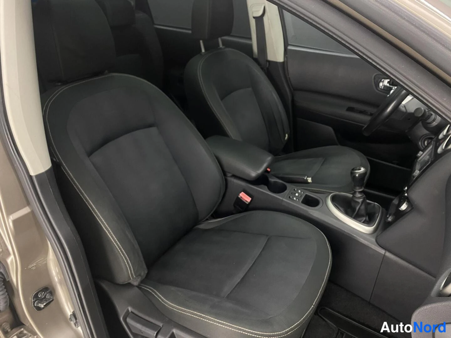 Harmaa Nissan Qashqai+2 2010, etuistuimet, kuva 11