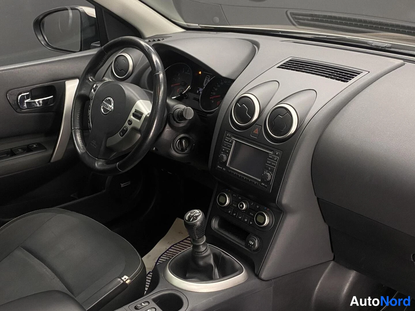 Harmaa Nissan Qashqai+2 2010, ohjaamo, kuva 8