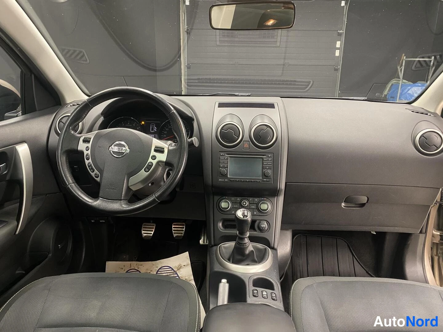Harmaa Nissan Qashqai+2 2010, ohjaamo, kuva 9