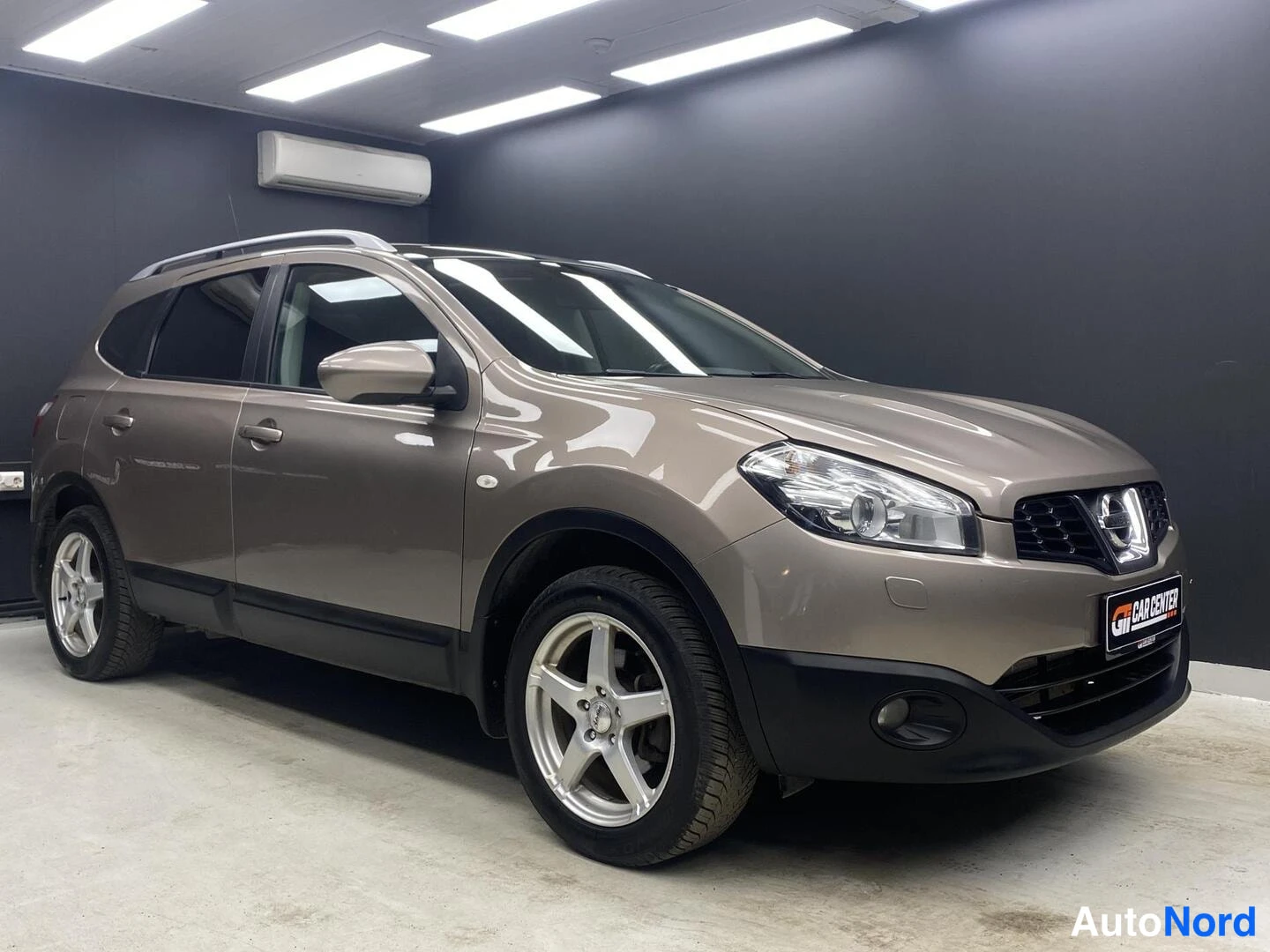Harmaa Nissan Qashqai+2 2010, etuviisto, keula oikealle, kuva 2