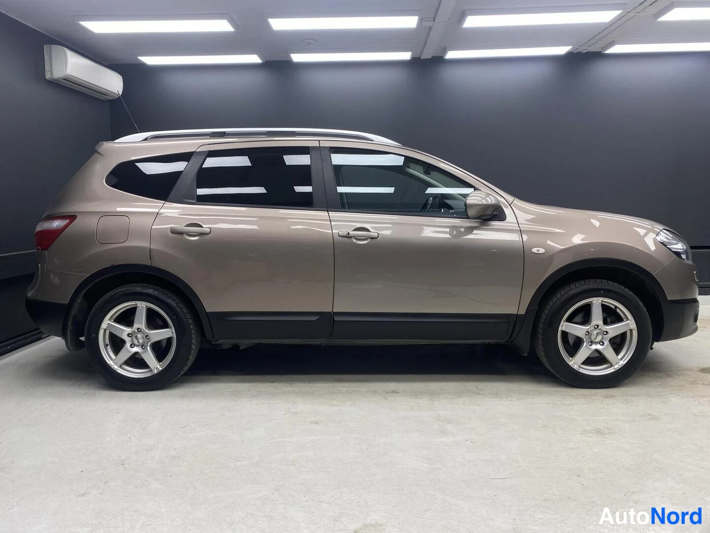 Harmaa Nissan Qashqai+2 2010, sivulta, kuva 4