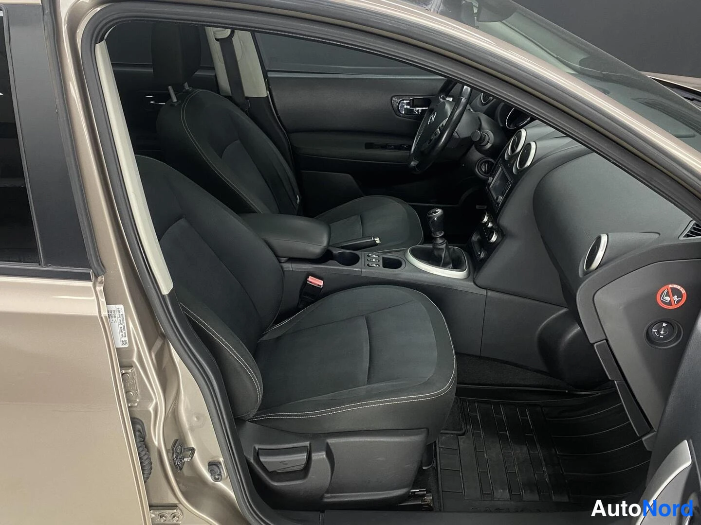 Harmaa Nissan Qashqai+2 2010, ohjaamo, kuva 7