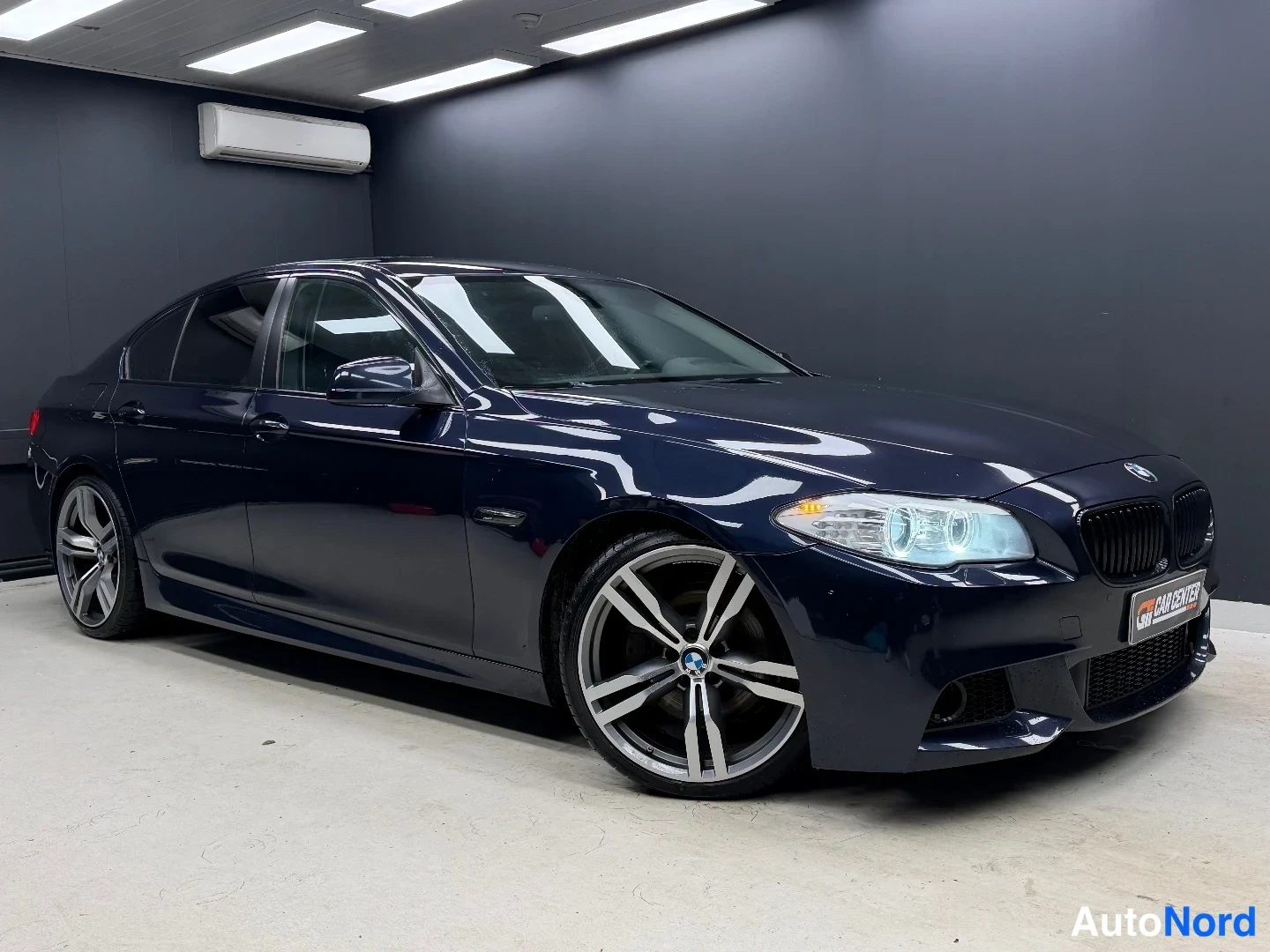 Sininen BMW 530d xDrive 2011, etuviisto, keula oikealle, kuva 2