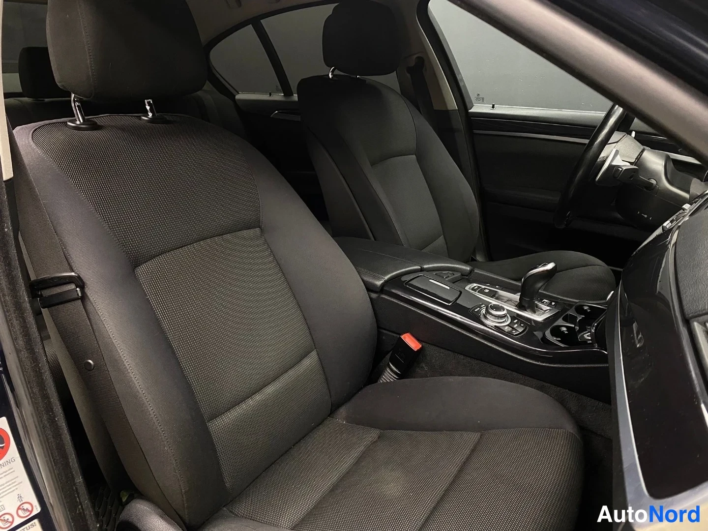 Sininen BMW 530d xDrive 2011, etuistuimet, kuva 11