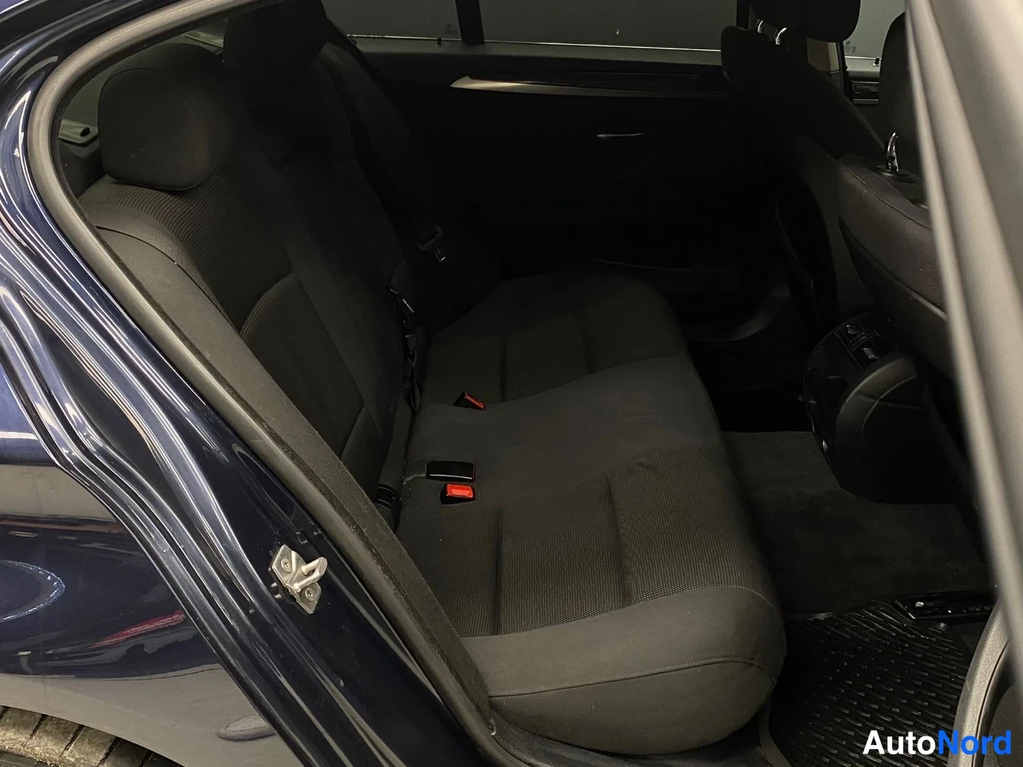 Sininen BMW 530d xDrive 2011, takaistuimet, kuva 12
