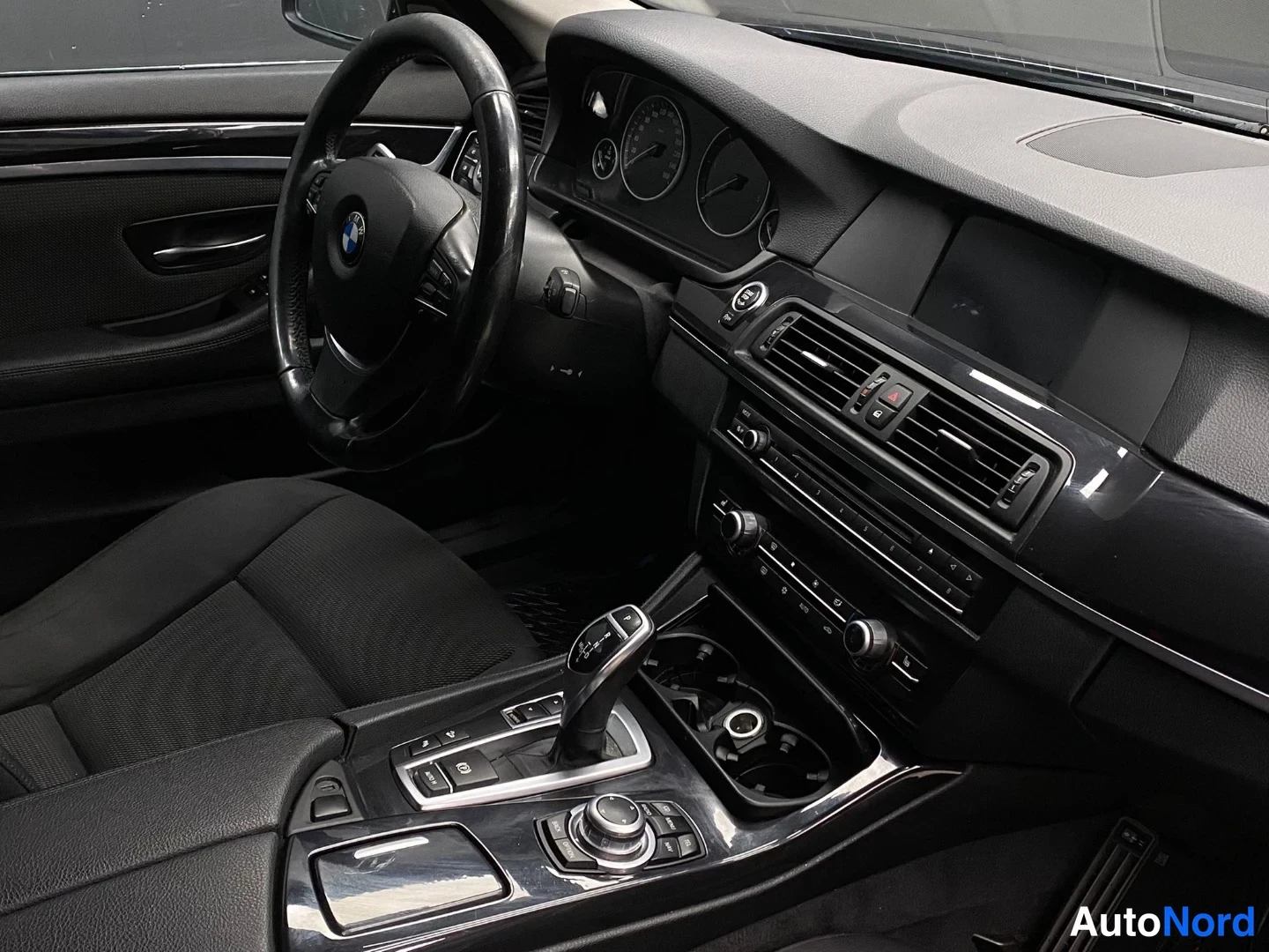 Sininen BMW 530d xDrive 2011, ohjaamo, kuva 7
