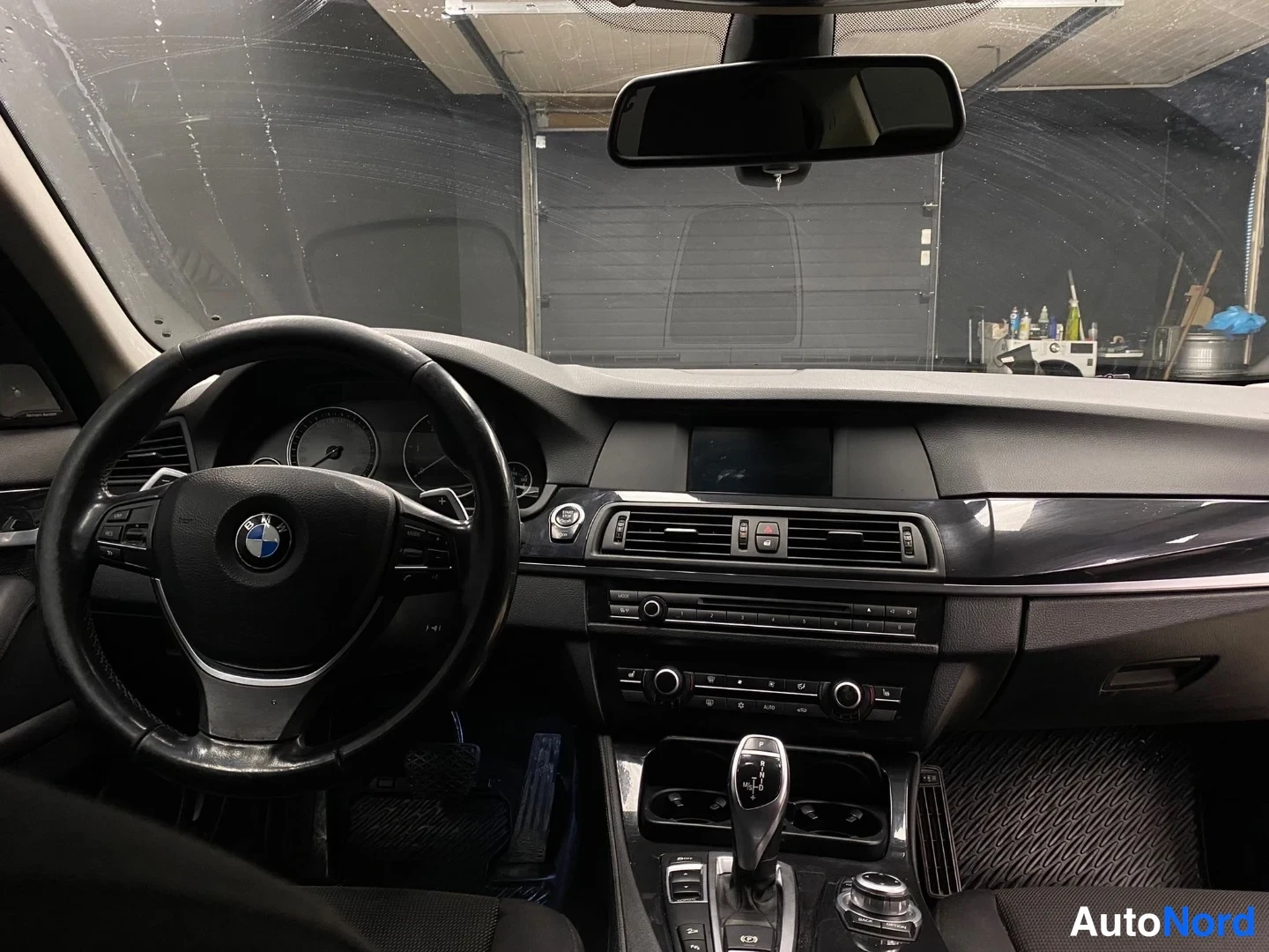 Sininen BMW 530d xDrive 2011, ohjaamo, kuva 8