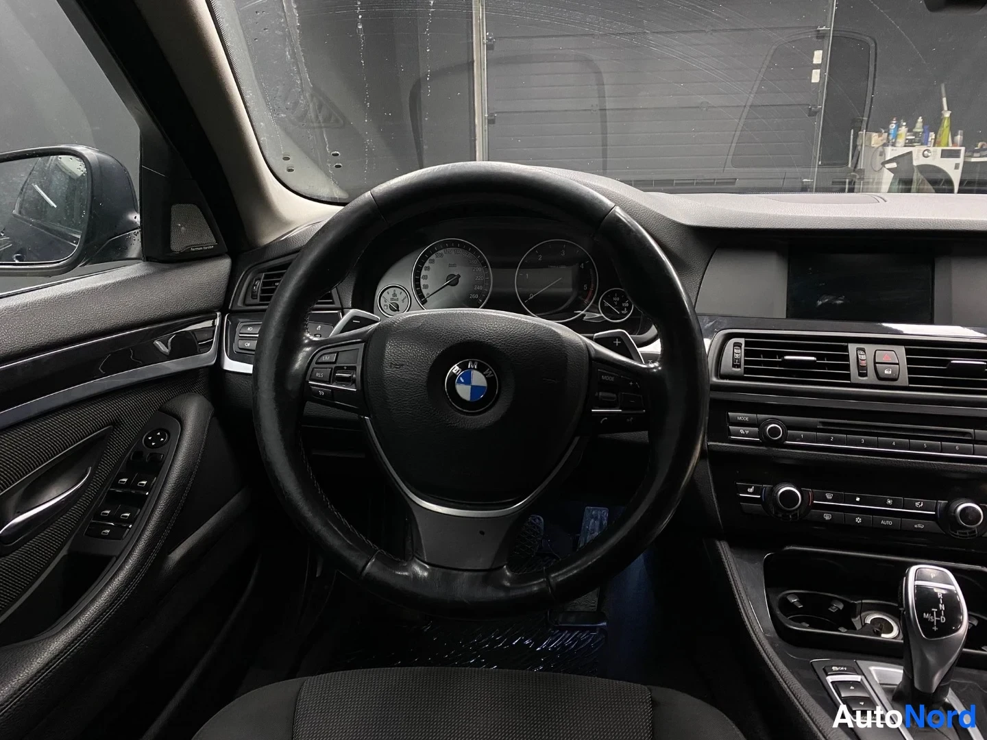 Sininen BMW 530d xDrive 2011, ohjaamo, kuva 9