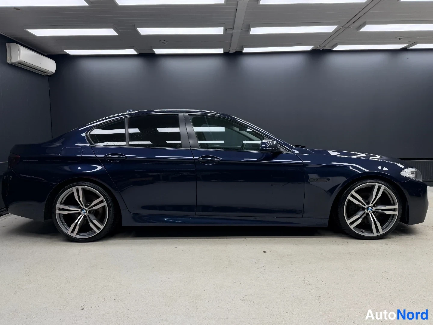 Sininen BMW 530d xDrive 2011, sivulta, kuva 4