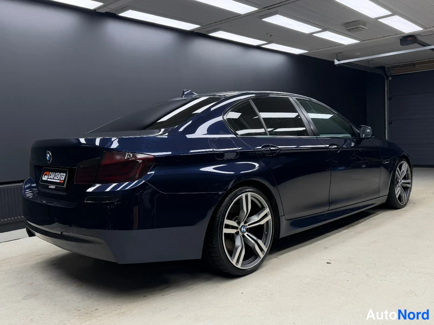 Sininen BMW 530d xDrive 2011, takaviisto, kuva 5