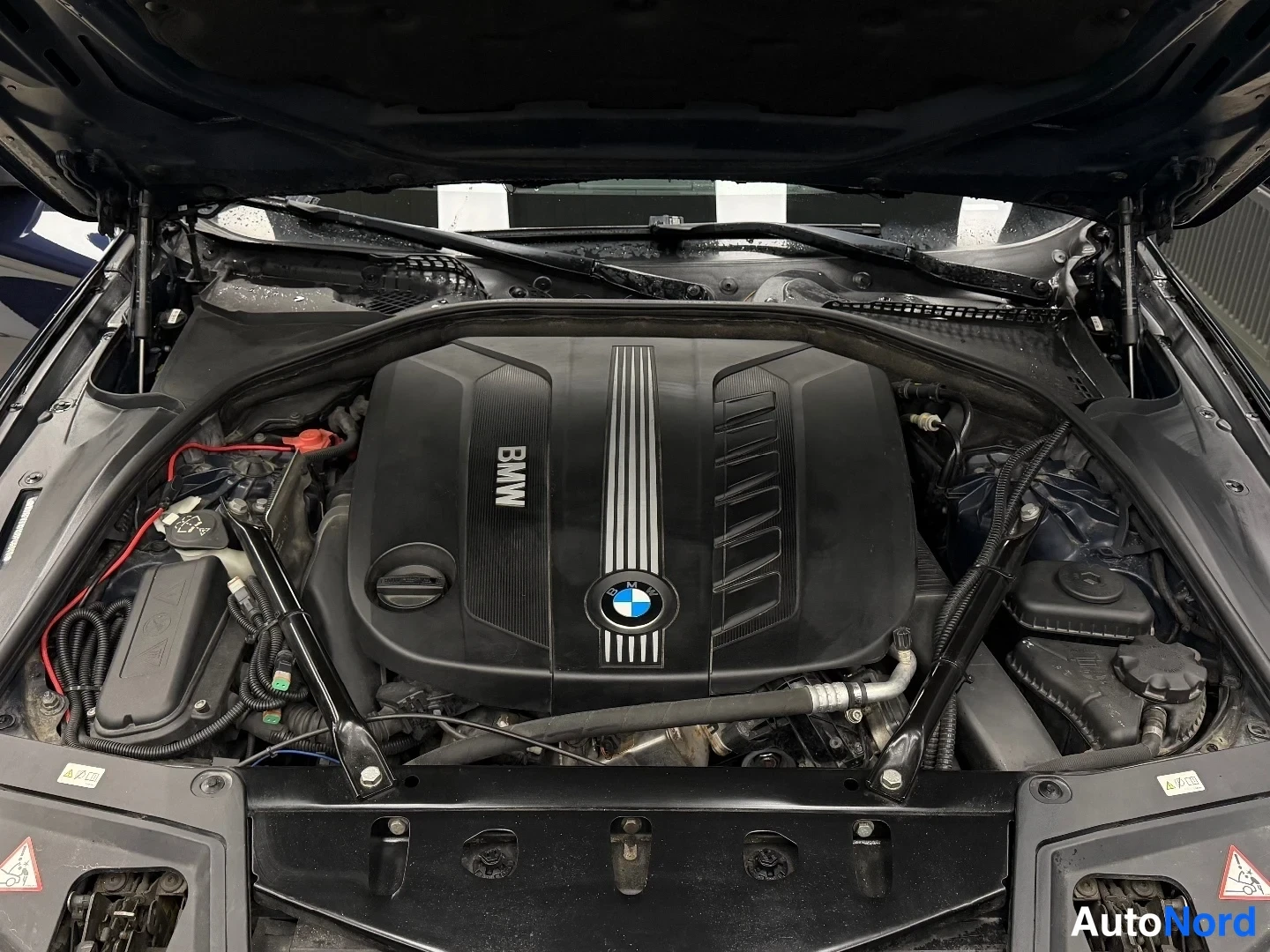 Sininen BMW 530d xDrive 2011, moottoritila, kuva 15