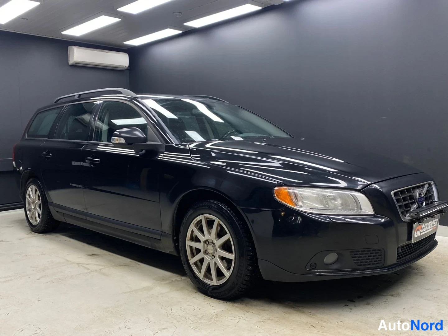 Musta Volvo V70 2010, etuviisto, keula oikealle, kuva 2