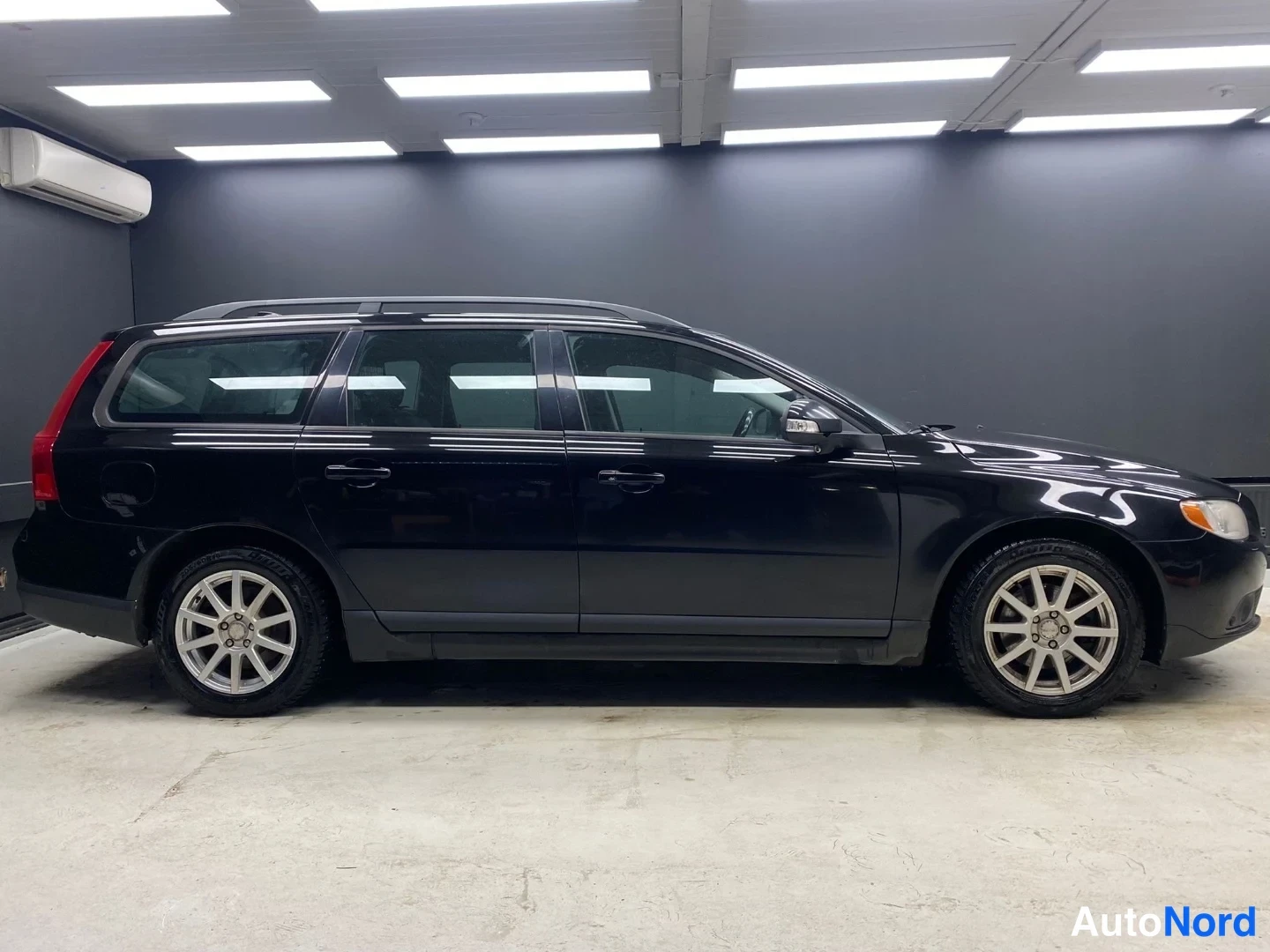 Musta Volvo V70 2010, sivulta, kuva 4