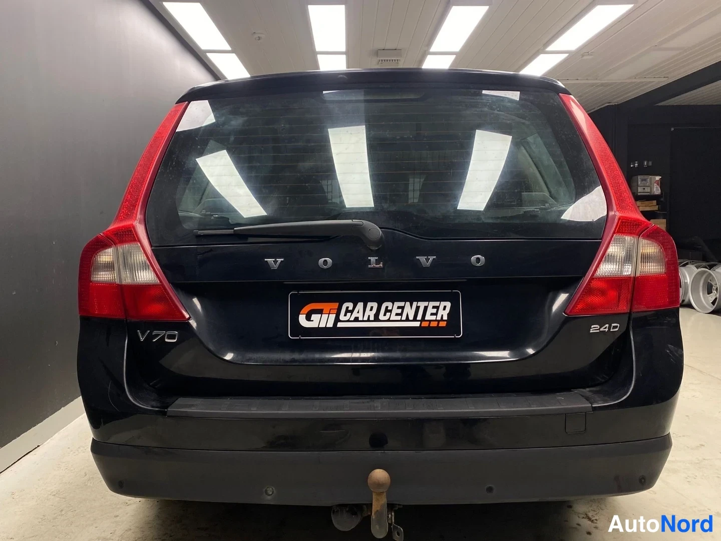 Musta Volvo V70 2010, takaa, kuva 6