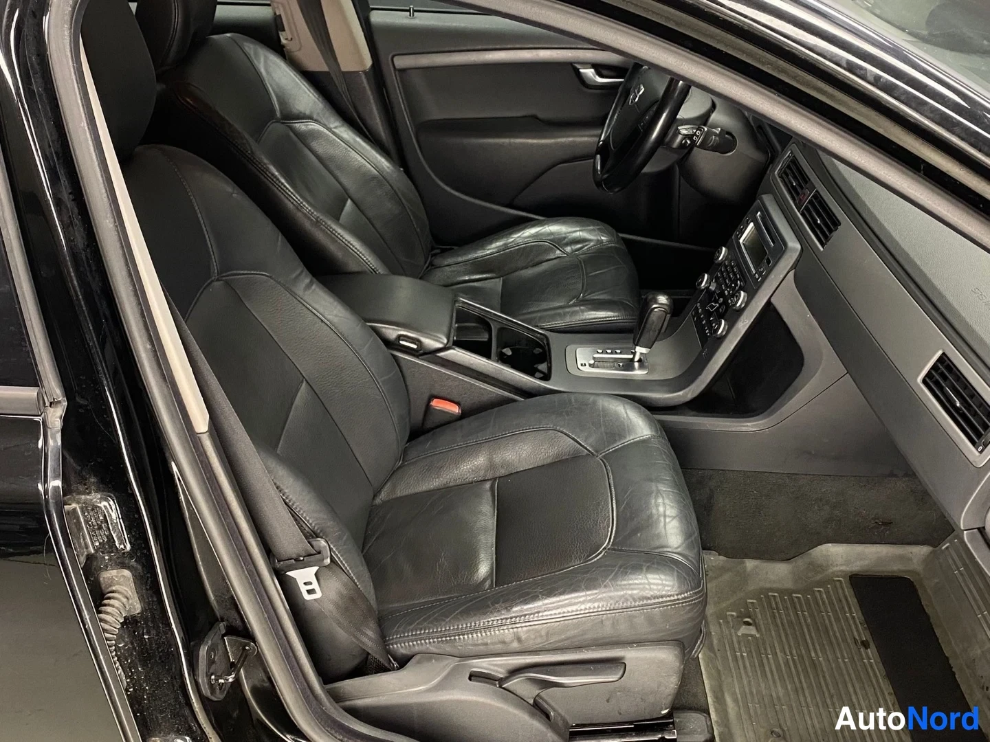 Musta Volvo V70 2010, etuistuimet, kuva 10
