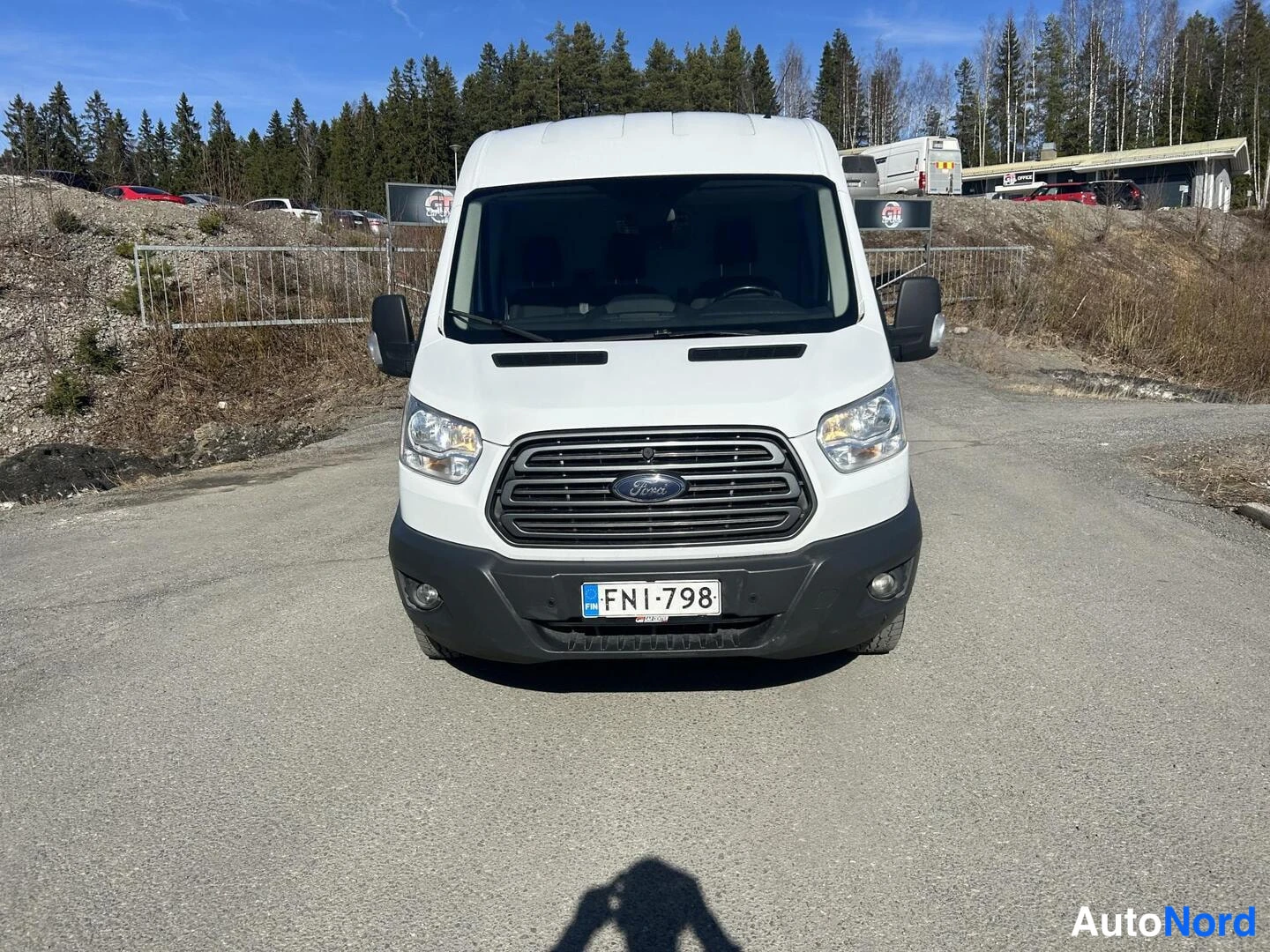 Valkoinen Ford Transit 2018, edestä, kuva 5