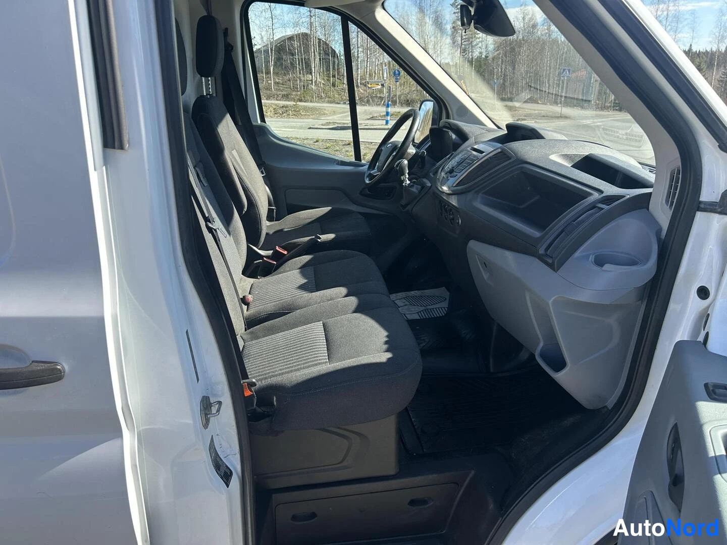 Valkoinen Ford Transit 2018, etuistuimet, kuva 12