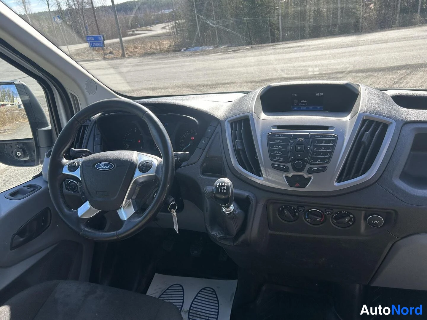 Valkoinen Ford Transit 2018, ohjaamo, kuva 11