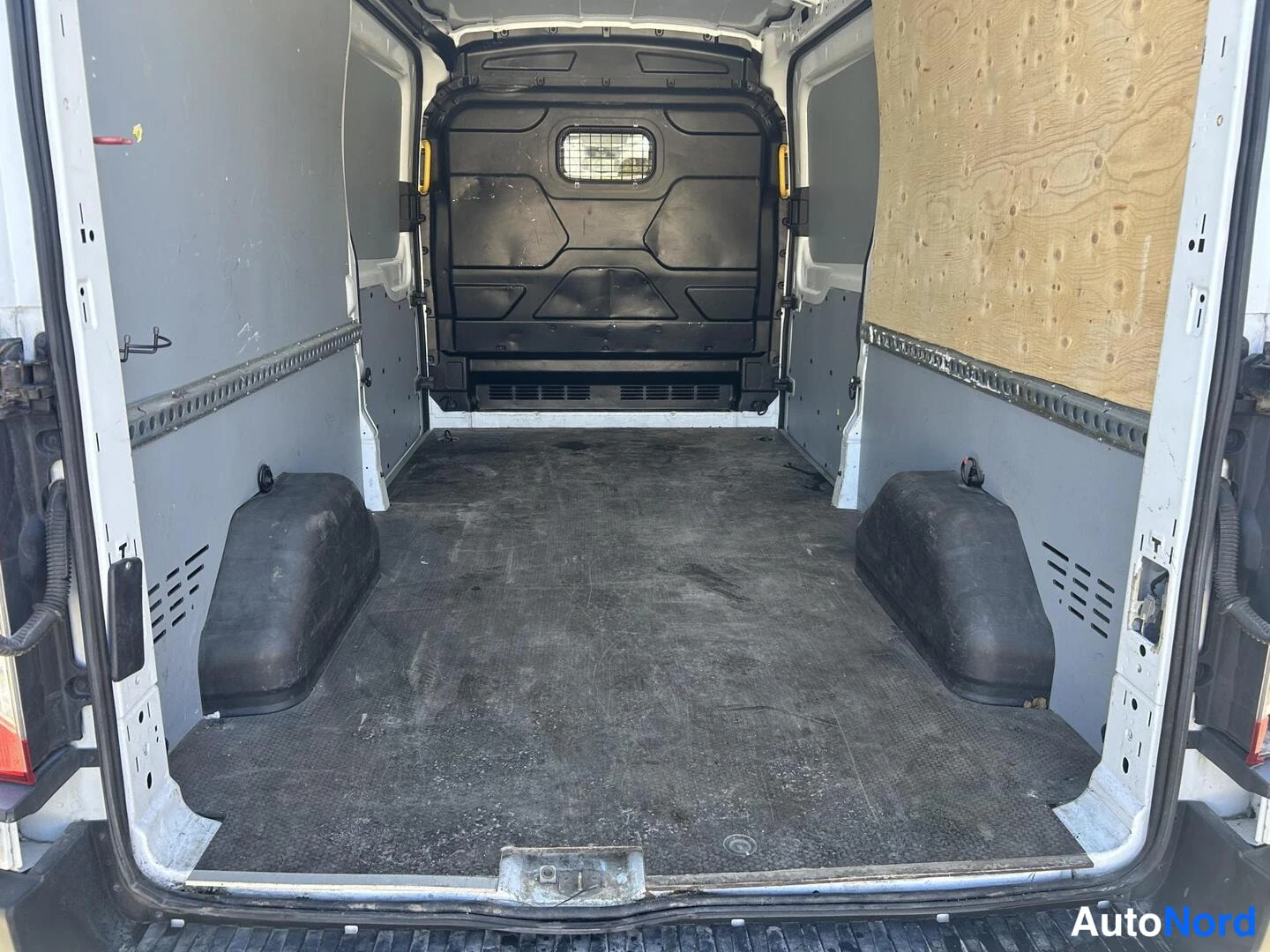 Valkoinen Ford Transit 2018, tavaratila, kuva 13