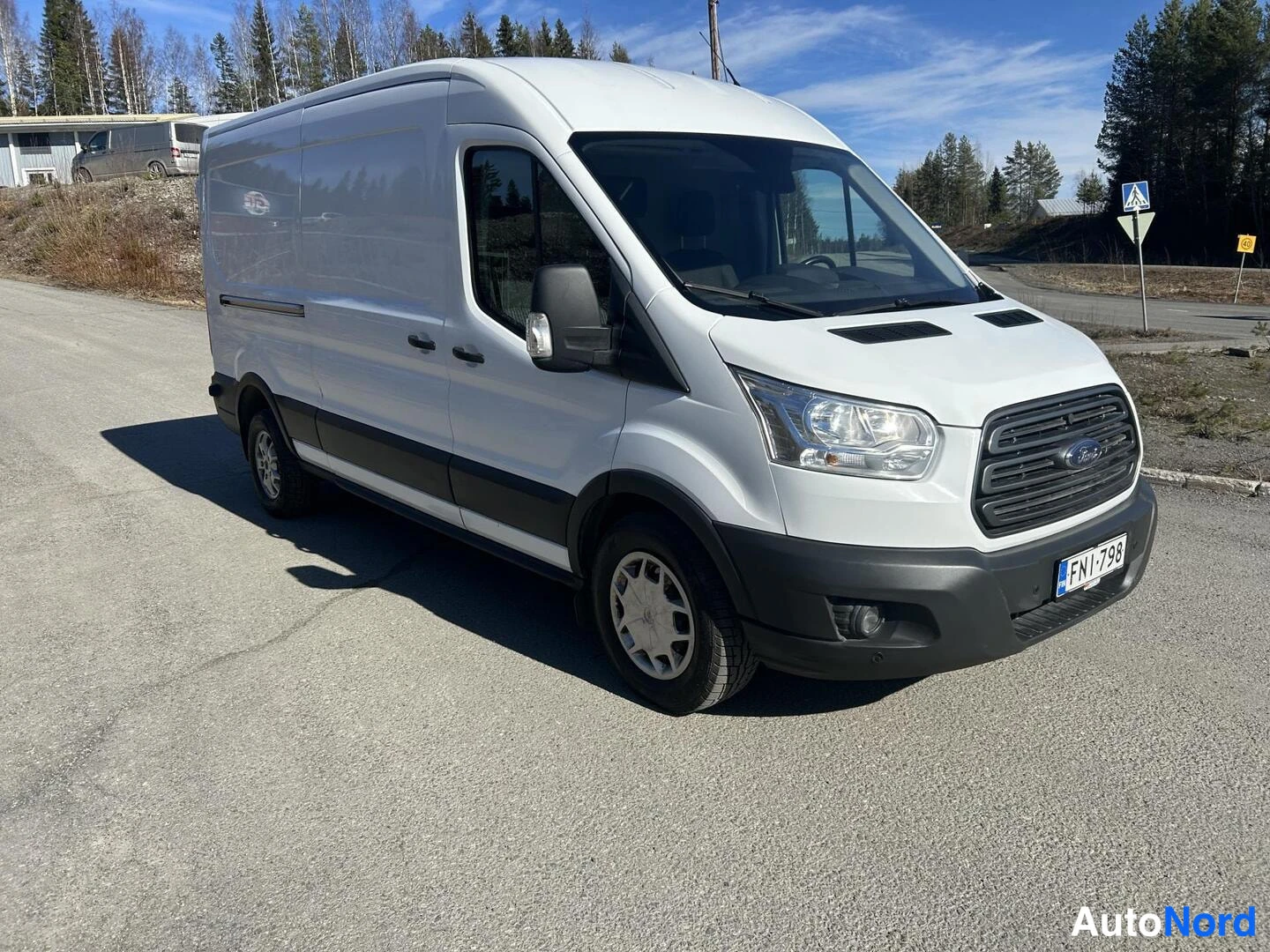 Valkoinen Ford Transit 2018, etuviisto, keula oikealle, kuva 3