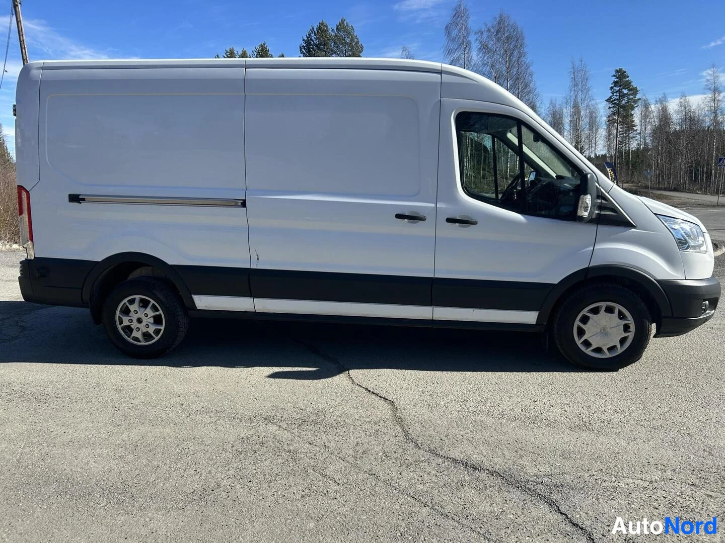 Valkoinen Ford Transit 2018, etuviisto, keula oikealle, kuva 4
